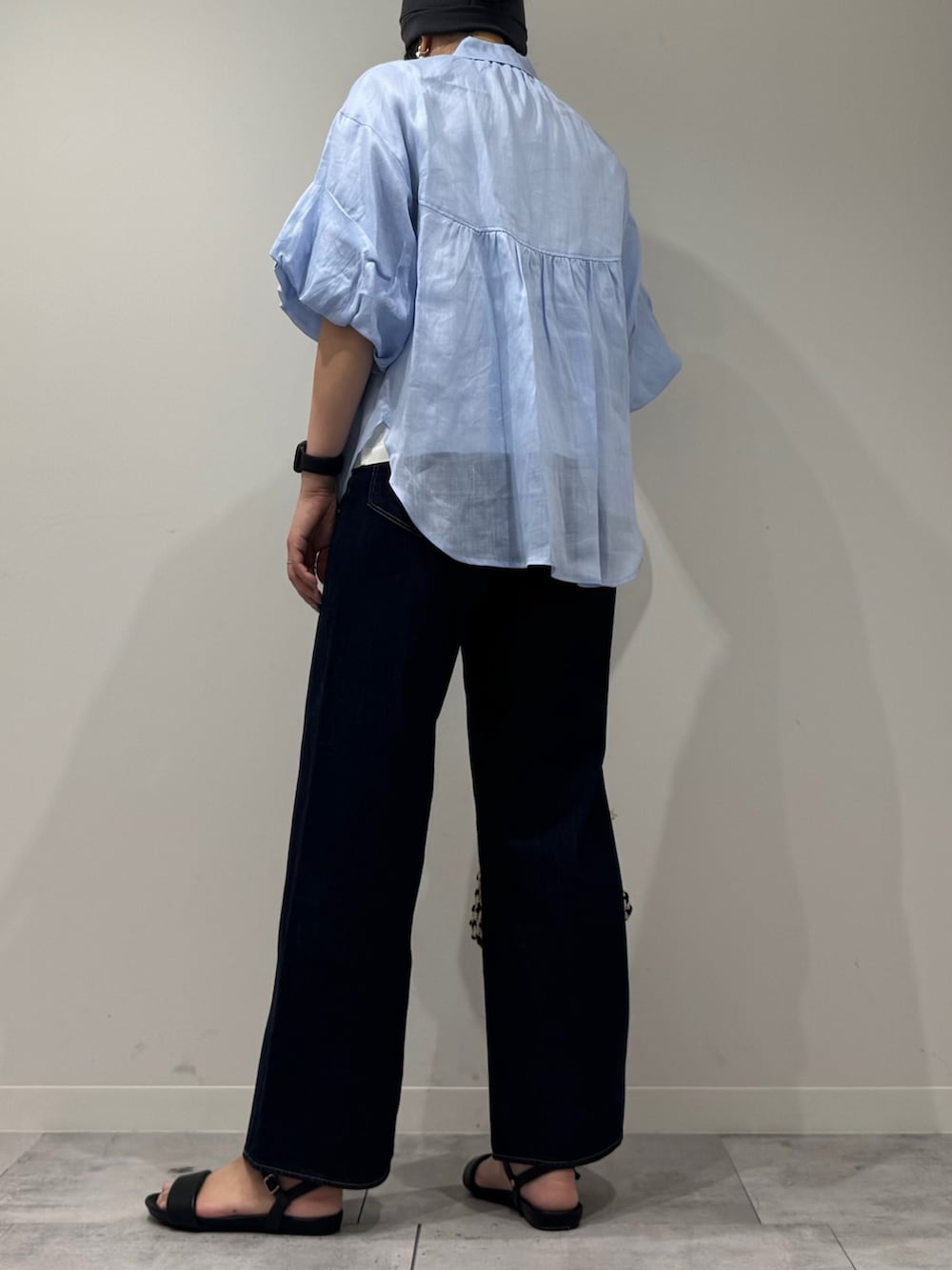 その他のかごバッグ、ブルー系のデニムパンツ、ブラック系のサンダルを着用したレディースの春コーディネートの4枚目の写真
