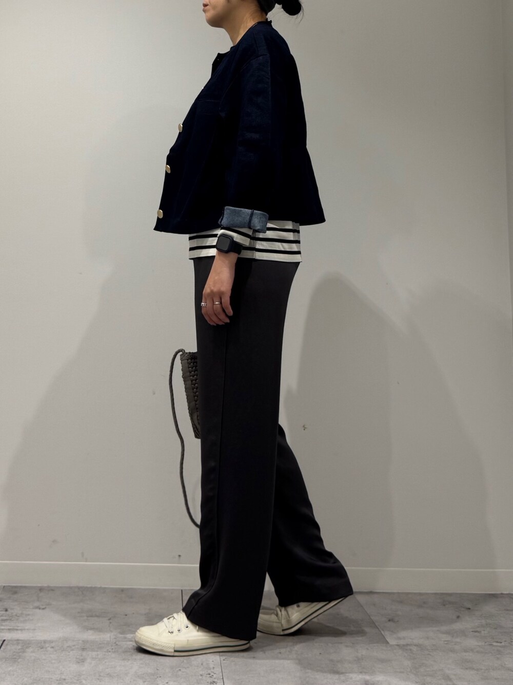 ベージュ系のトートバッグ、ブラック系のその他パンツ、ブラック系のTシャツ/カットソーを着用したレディースの秋コーディネートの5枚目の写真