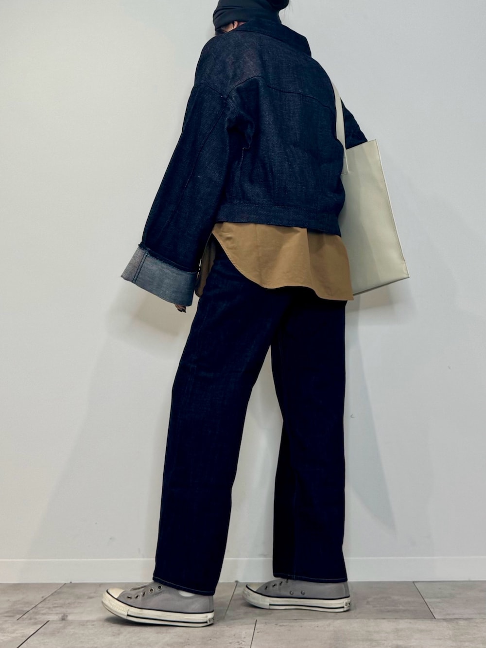 ブラウン系のシャツ/ブラウス、ブルー系のデニムジャケット、ブルー系のデニムパンツを着用したレディースの春コーディネートの5枚目の写真