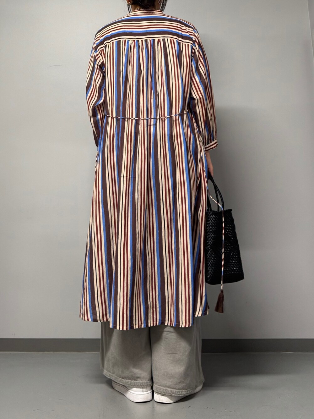 ブラウン系のワンピース、グレー系のデニムパンツ、ホワイト系のTシャツ/カットソーを着用したレディースの夏コーディネートの4枚目の写真