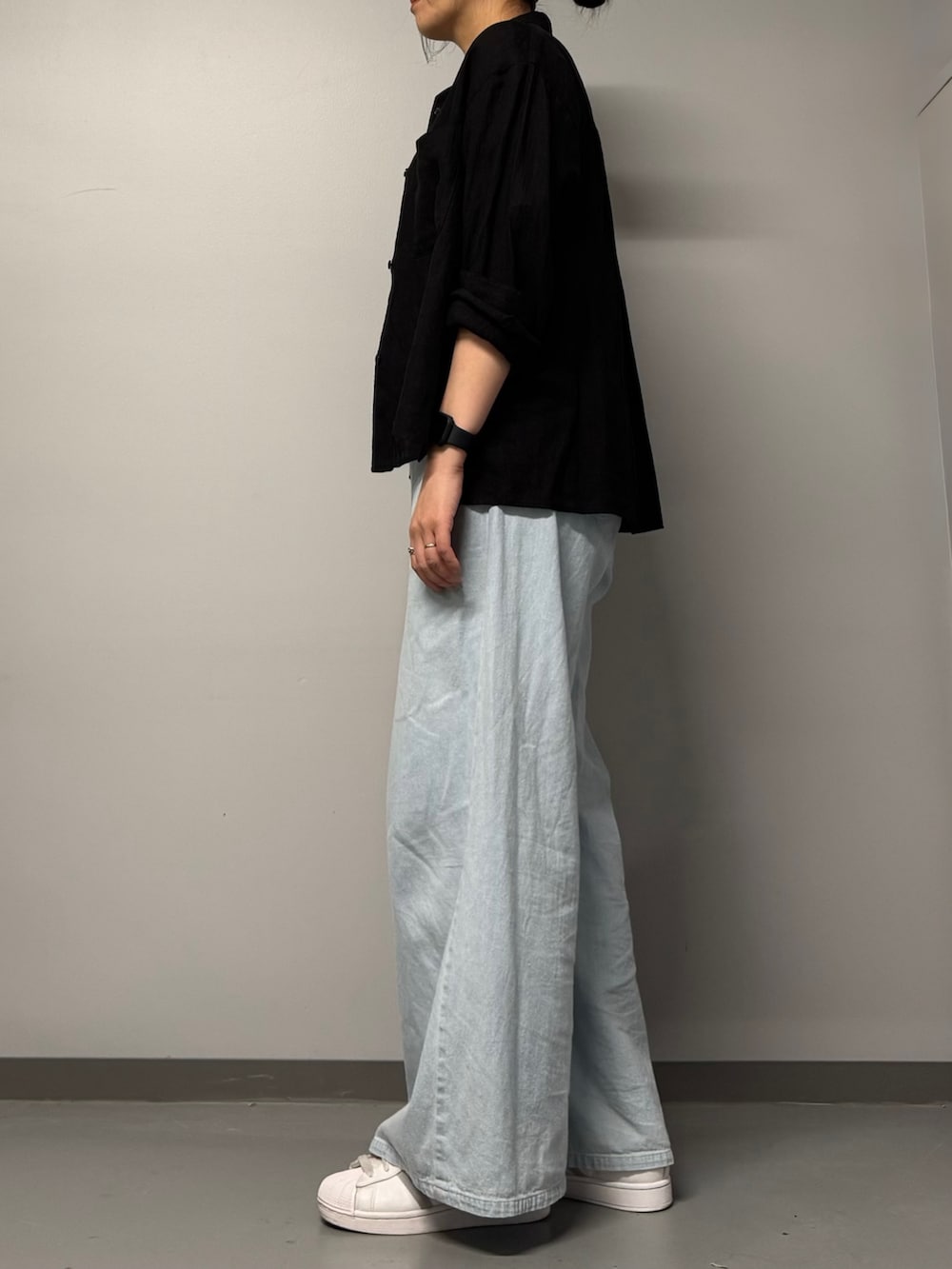 その他のかごバッグ、ブルー系のデニムパンツ、ホワイト系のTシャツ/カットソーを着用したレディースの春コーディネートの6枚目の写真