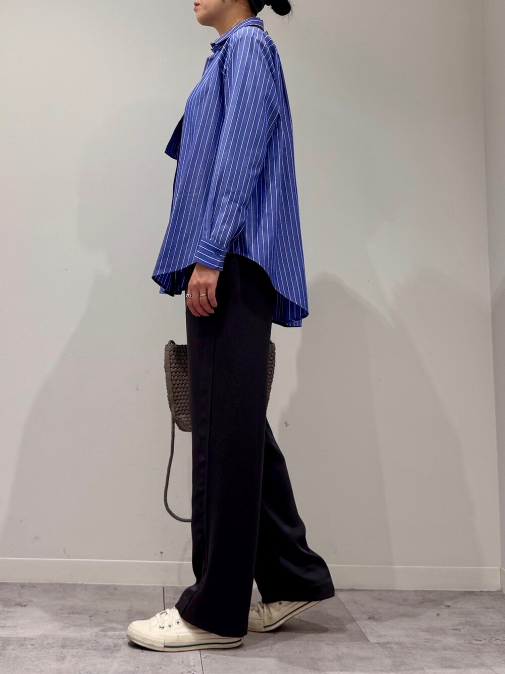 ベージュ系のトートバッグ、グレー系のその他パンツ、その他のシャツ/ブラウスを着用したレディースの秋コーディネートの5枚目の写真