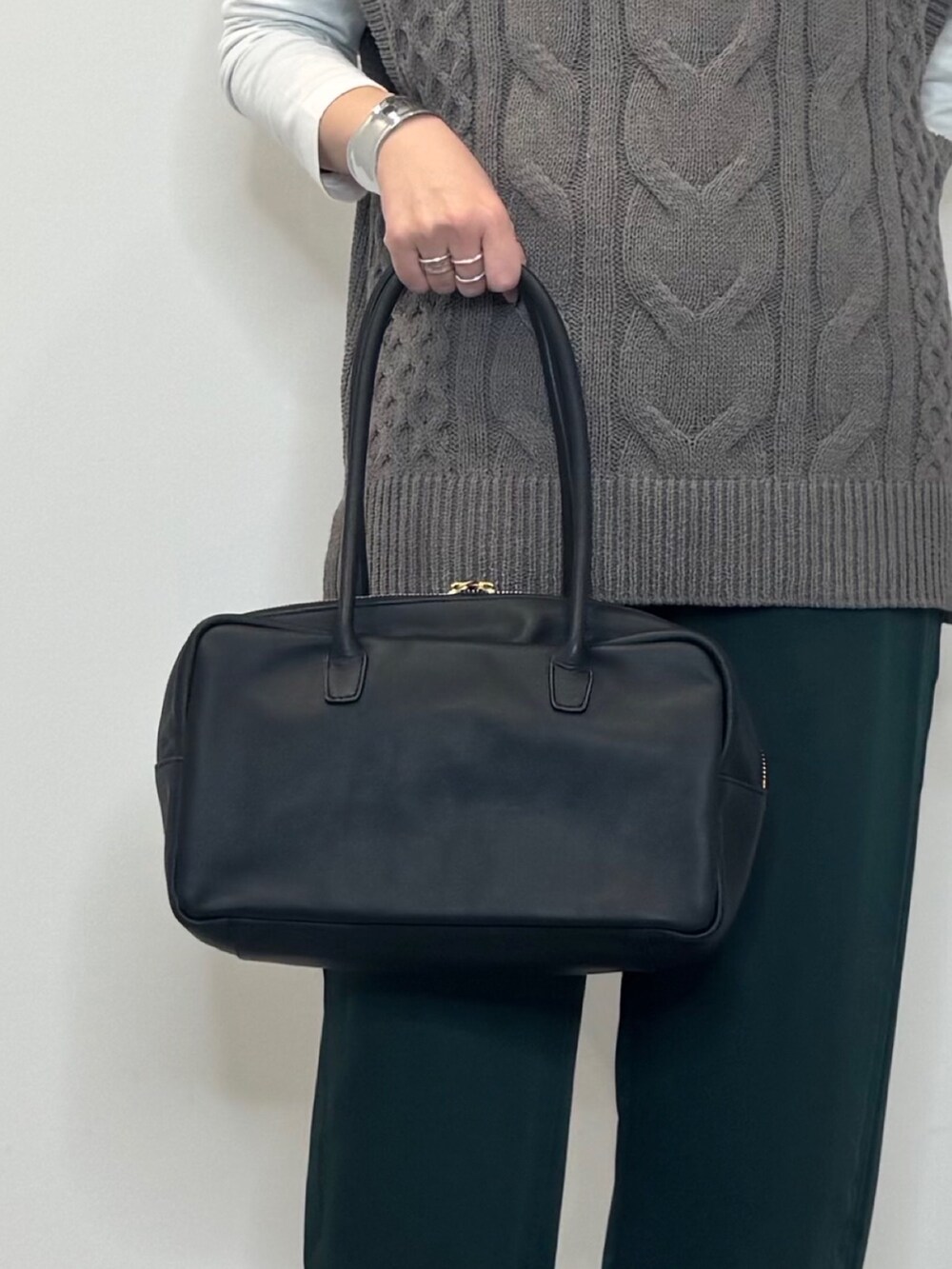 グリーン系のその他パンツ、ベージュ系のニット/セーター、ホワイト系のTシャツ/カットソーを着用したレディースの冬コーディネートの8枚目の写真