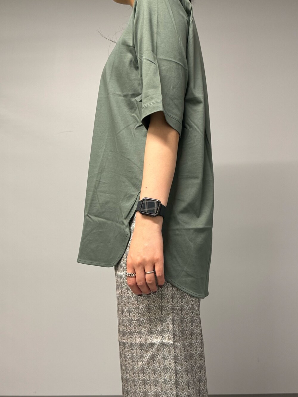 グリーン系のTシャツ/カットソー、ベージュ系のその他パンツ、シルバー系のかごバッグを着用したレディースの夏コーディネートの4枚目の写真