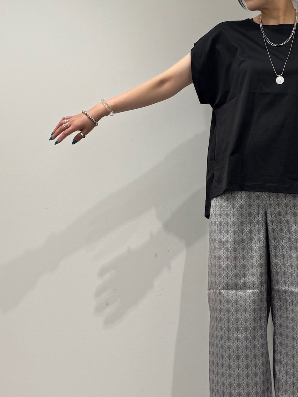 シルバー系のショルダーバッグ、グレー系のTシャツ/カットソー、ベージュ系のその他パンツを着用したレディースの秋コーディネートの6枚目の写真