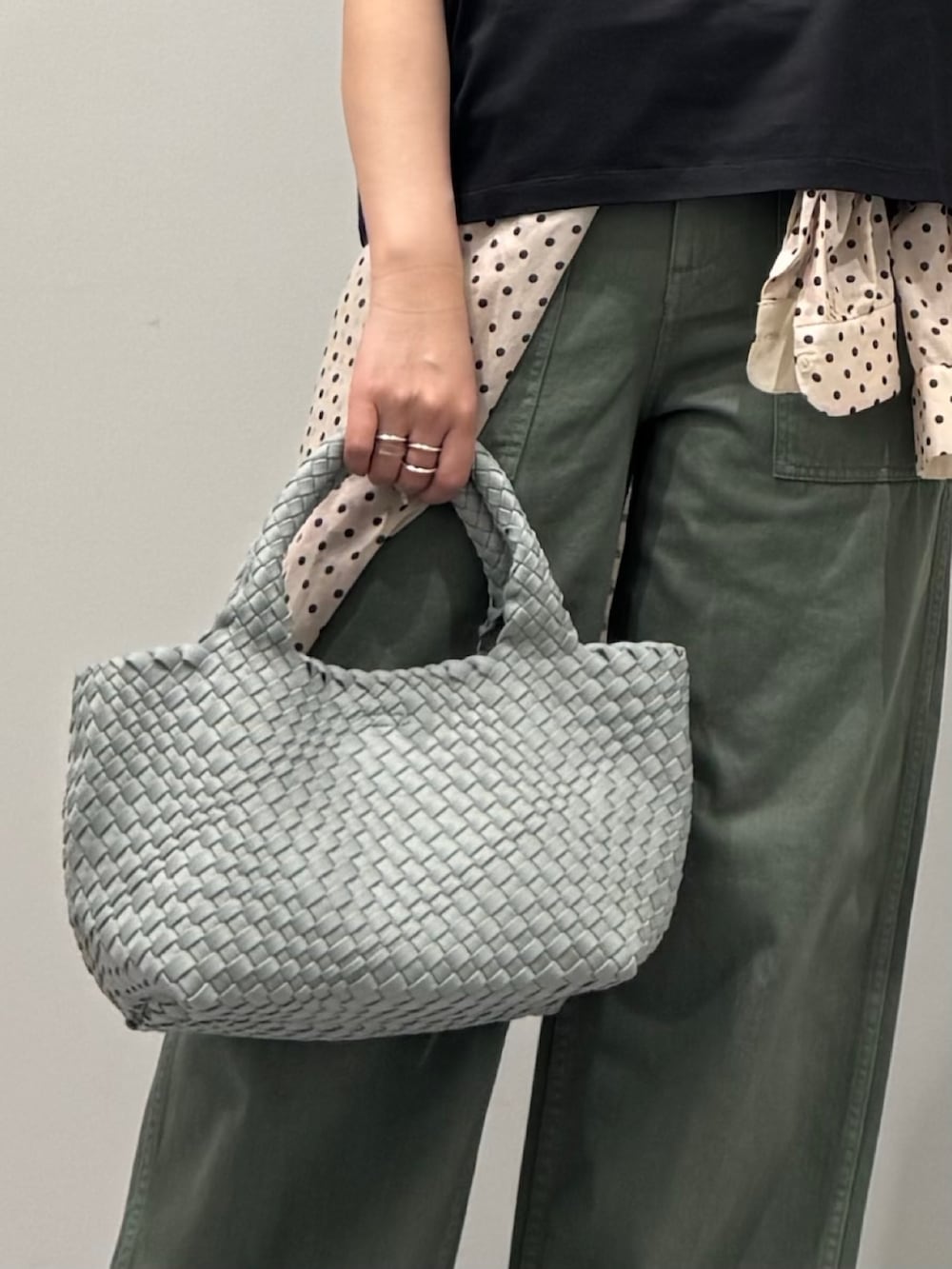 グレー系のトートバッグ、グリーン系のその他パンツ、シルバー系のサンダルを着用したレディースの春コーディネートの8枚目の写真