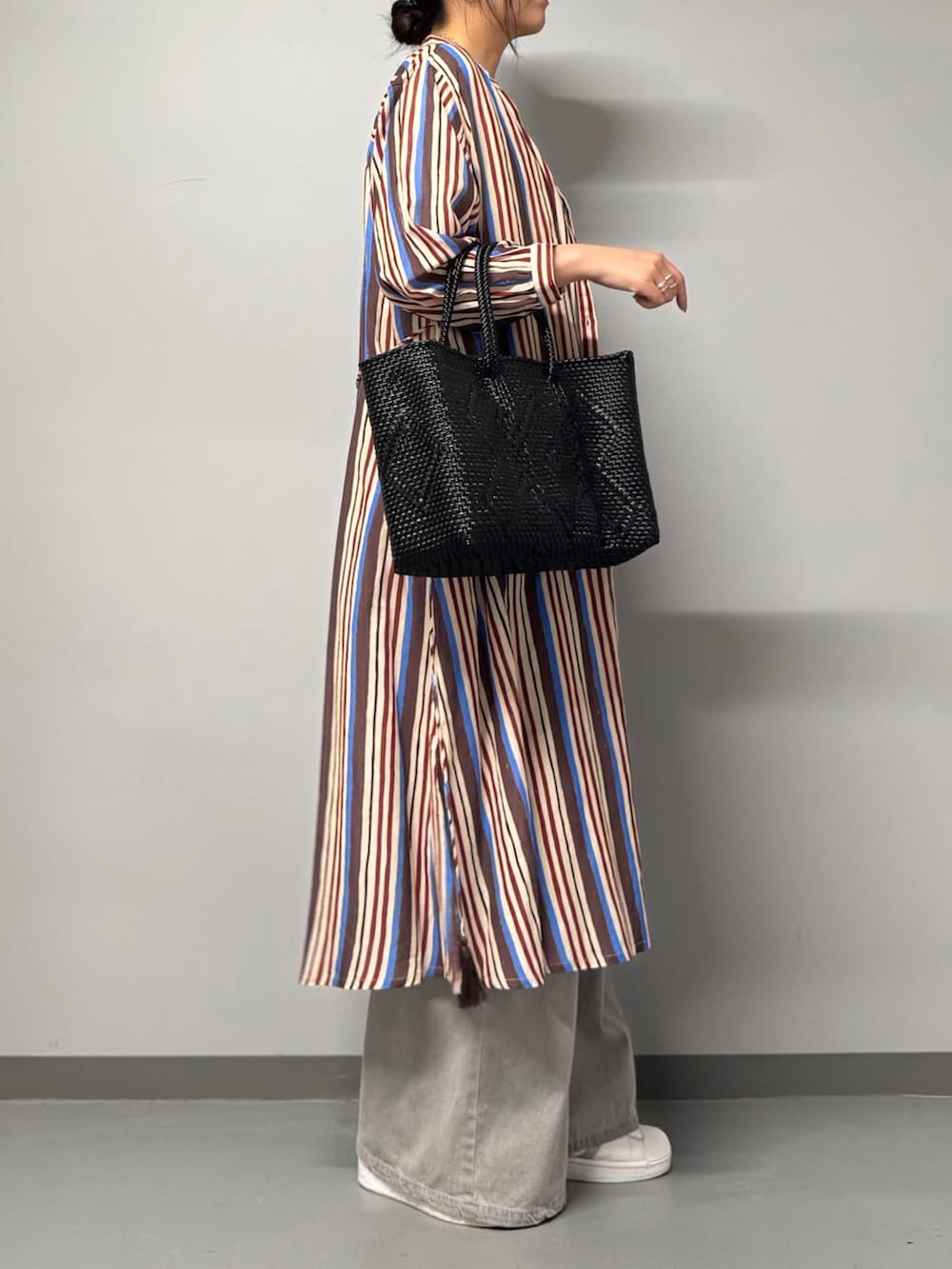 ブラウン系のワンピース、グレー系のデニムパンツ、ホワイト系のTシャツ/カットソーを着用したレディースの夏コーディネートの2枚目の写真