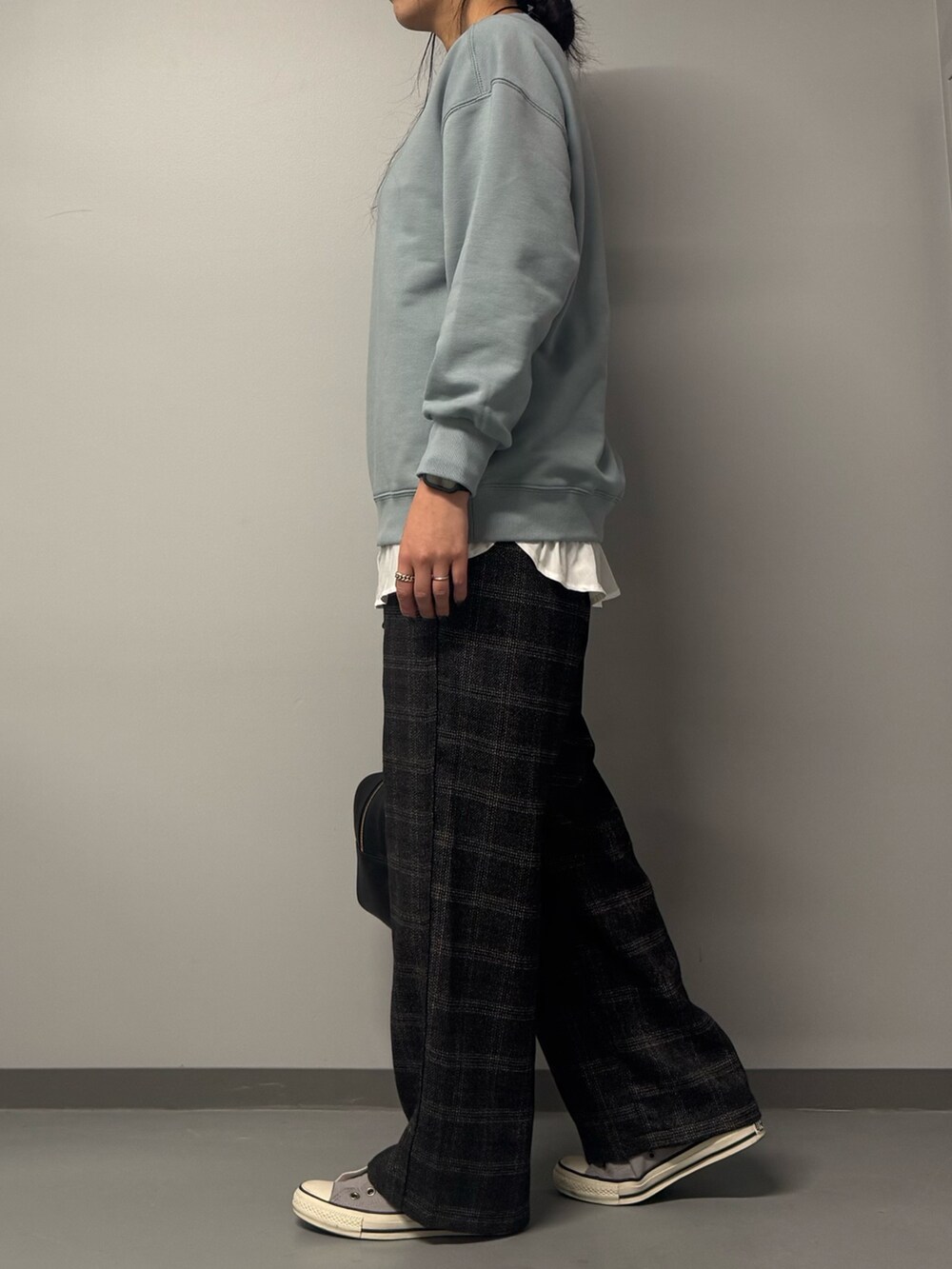 ブルー系のスウェット、ブラウン系のその他パンツ、ブラック系のボストンバッグを着用したレディースの冬コーディネートの4枚目の写真