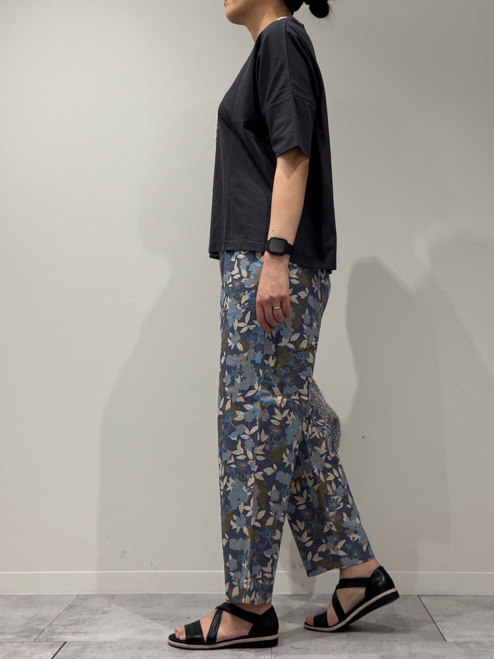 シルバー系のかごバッグ、ブルー系のその他パンツ、グレー系のTシャツ/カットソーを着用したレディースの春コーディネートの6枚目の写真