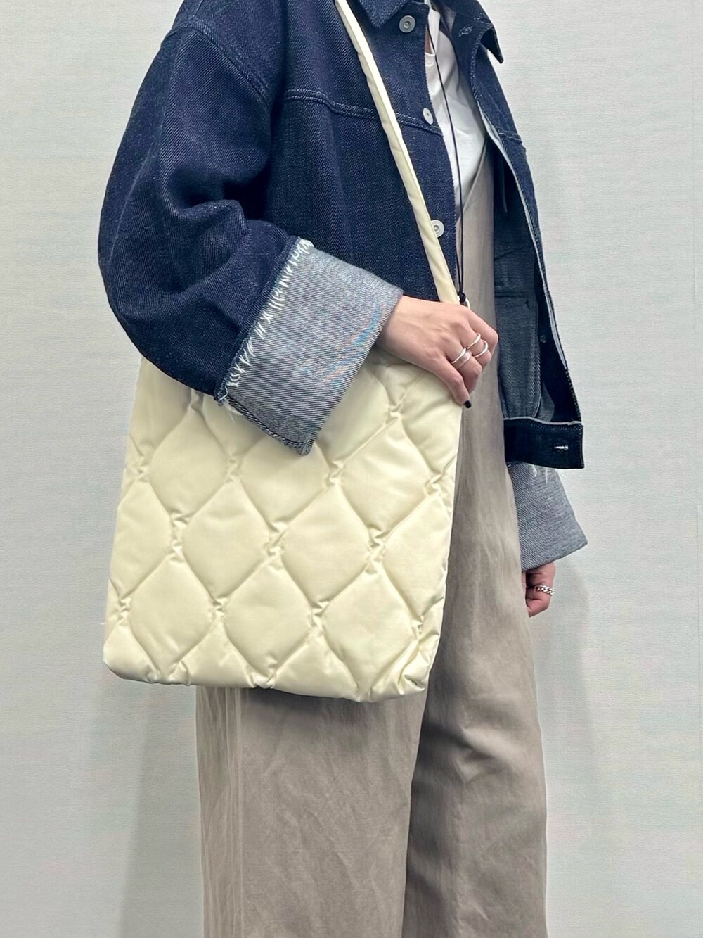 ホワイト系のボディバッグ/ウエストポーチ、ベージュ系のサロペット/オーバーオール、ブルー系のデニムジャケットを着用したレディースの冬コーディネートの9枚目の写真