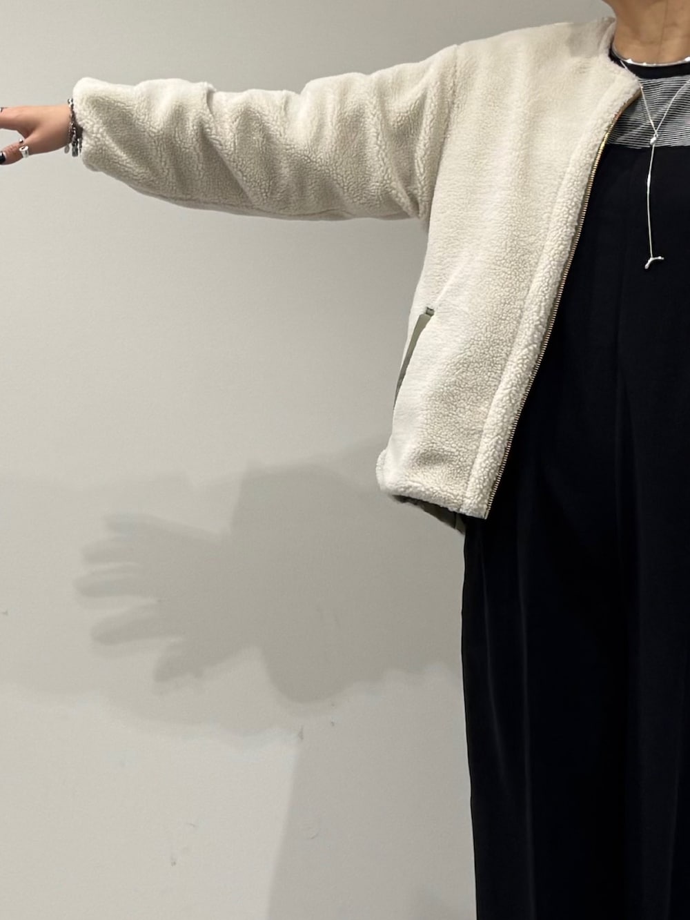 ブラック系のトートバッグ、ブラック系のサロペット/オーバーオール、ブラック系のローファーを着用したレディースの冬コーディネートの6枚目の写真