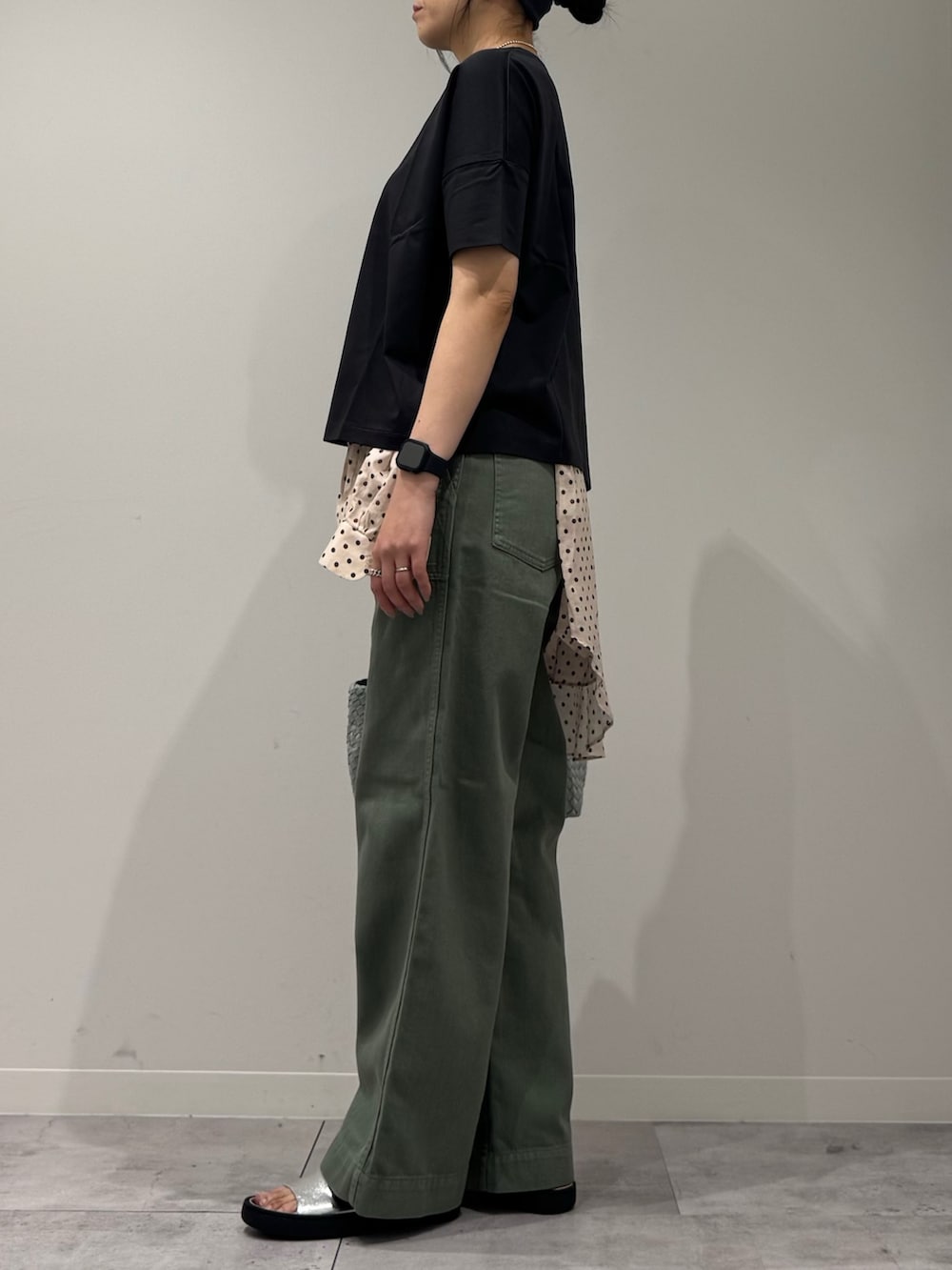 グレー系のトートバッグ、グリーン系のその他パンツ、シルバー系のサンダルを着用したレディースの春コーディネートの5枚目の写真