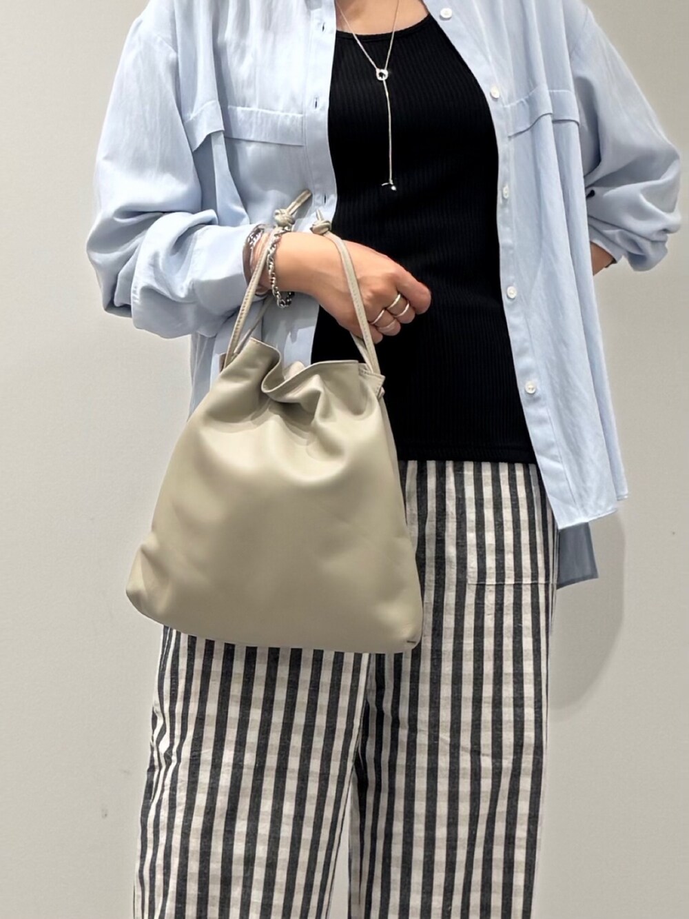 ベージュ系のショルダーバッグ、ブラック系のその他パンツ、ブラック系のサンダルを着用したレディースの秋コーディネートの8枚目の写真