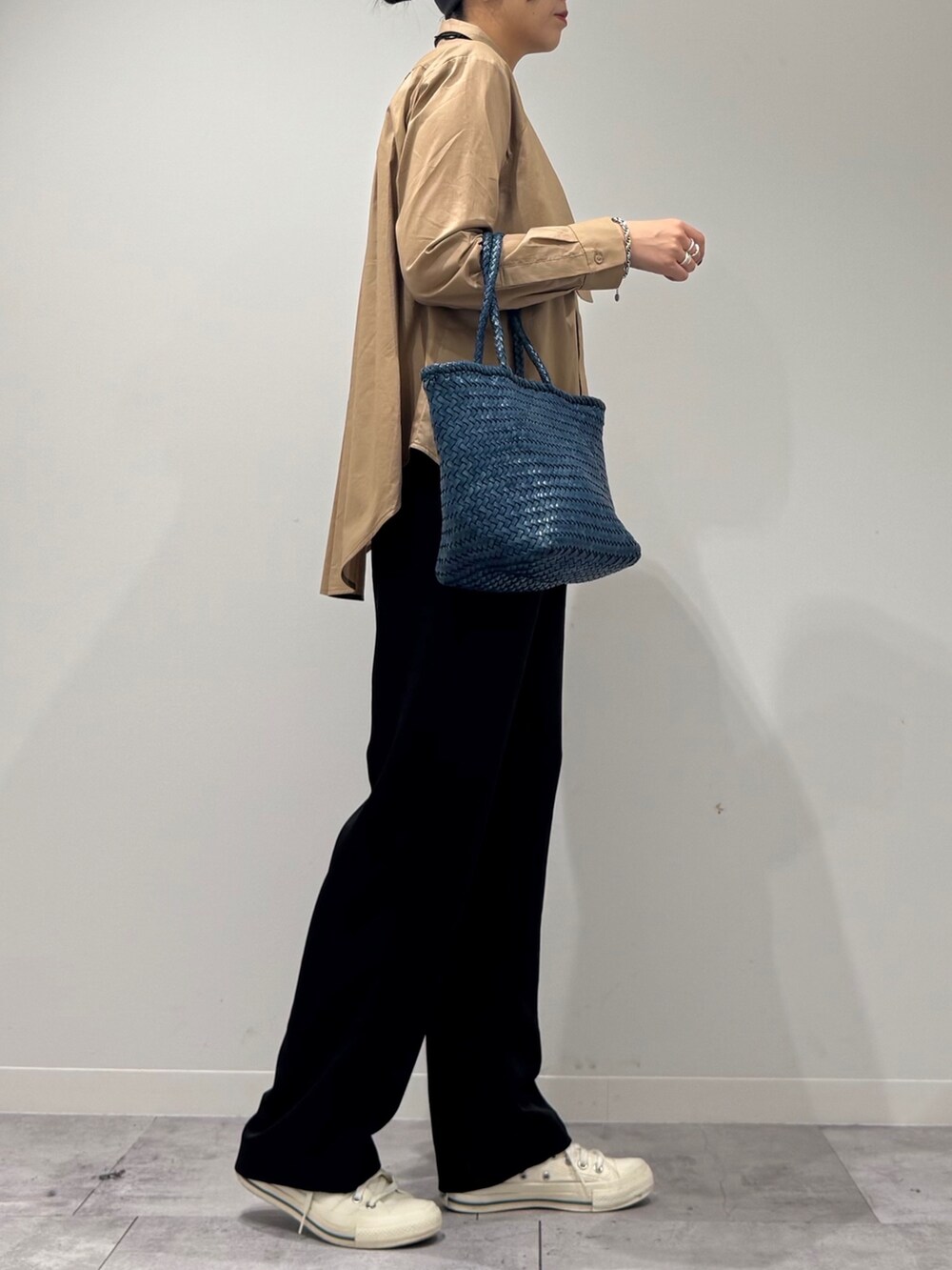 ブルー系のトートバッグ、ベージュ系のシャツ/ブラウス、ブラック系のその他パンツを着用したレディースの秋コーディネートの3枚目の写真