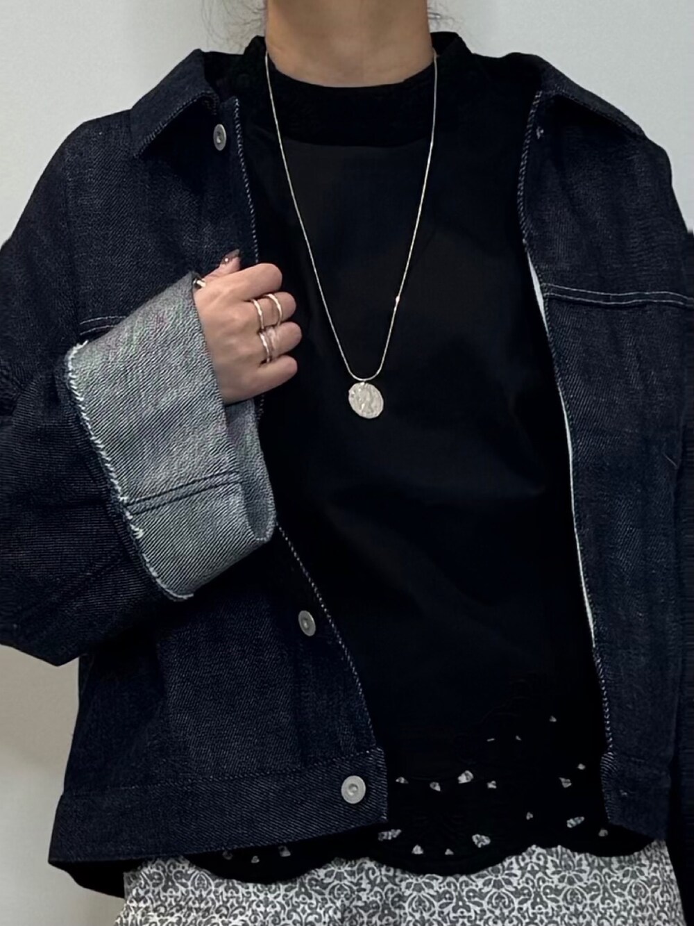 ブルー系のデニムジャケット、ブラック系のシャツ/ブラウス、ブラック系のその他パンツを着用したレディースの春コーディネートの8枚目の写真