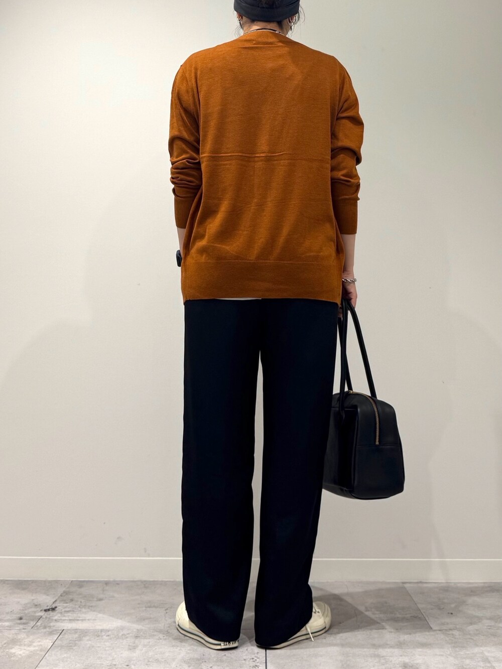 ブラック系のその他パンツ、ブラウン系のカーディガン/ボレロ、グレー系のTシャツ/カットソーを着用したレディースの秋コーディネートの4枚目の写真