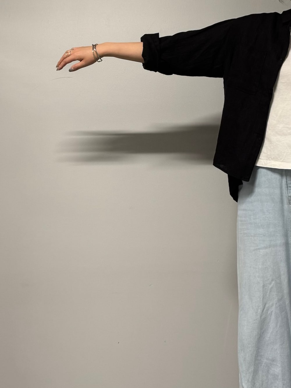 その他のかごバッグ、ブルー系のデニムパンツ、ホワイト系のTシャツ/カットソーを着用したレディースの春コーディネートの8枚目の写真