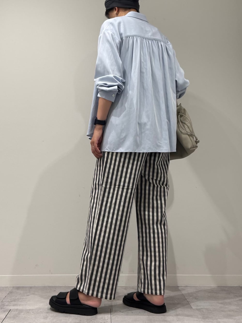 ベージュ系のショルダーバッグ、ブラック系のその他パンツ、ブラック系のサンダルを着用したレディースの秋コーディネートの4枚目の写真