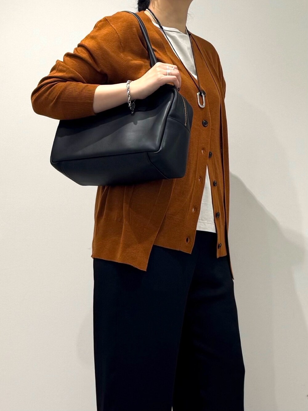 ブラック系のその他パンツ、ブラウン系のカーディガン/ボレロ、グレー系のTシャツ/カットソーを着用したレディースの秋コーディネートの10枚目の写真