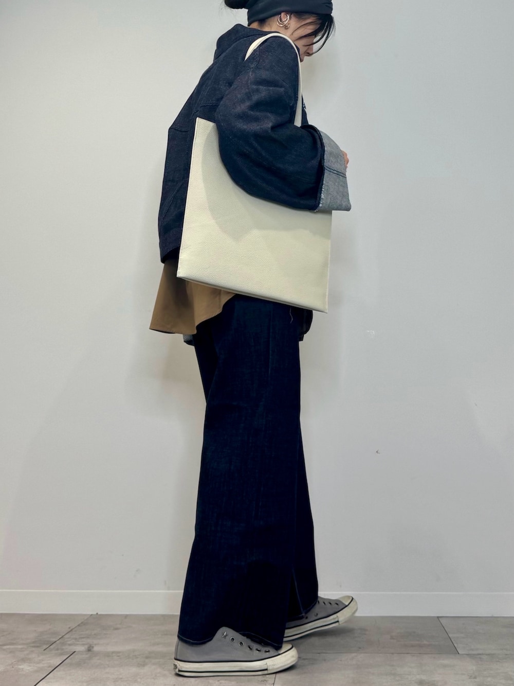 ブラウン系のシャツ/ブラウス、ブルー系のデニムジャケット、ブルー系のデニムパンツを着用したレディースの春コーディネートの3枚目の写真