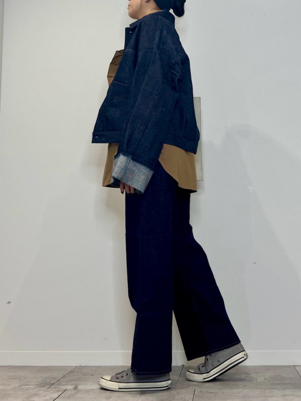 ブラウン系のシャツ/ブラウス、ブルー系のデニムジャケット、ブルー系のデニムパンツを着用したレディースの春コーディネートの6枚目の写真