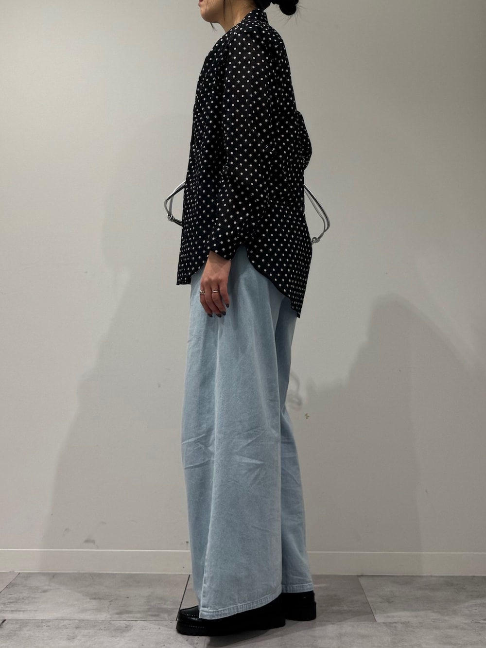 シルバー系のトートバッグ、ブラック系のローファー、ブラック系のシャツ/ブラウスを着用したレディースの春コーディネートの6枚目の写真