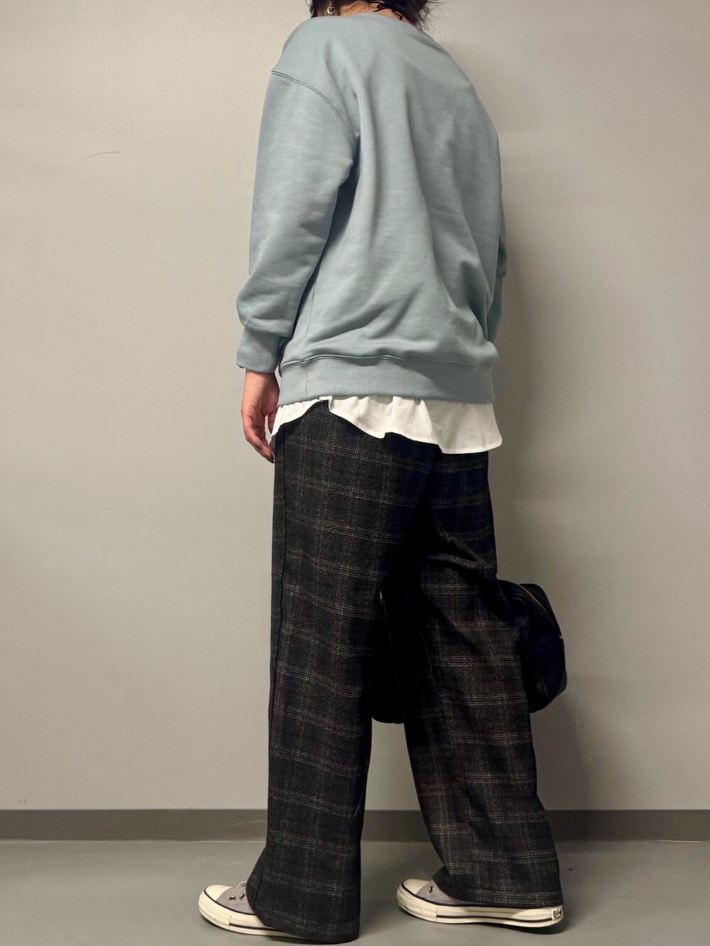 ブルー系のスウェット、ブラウン系のその他パンツ、ブラック系のボストンバッグを着用したレディースの冬コーディネートの2枚目の写真