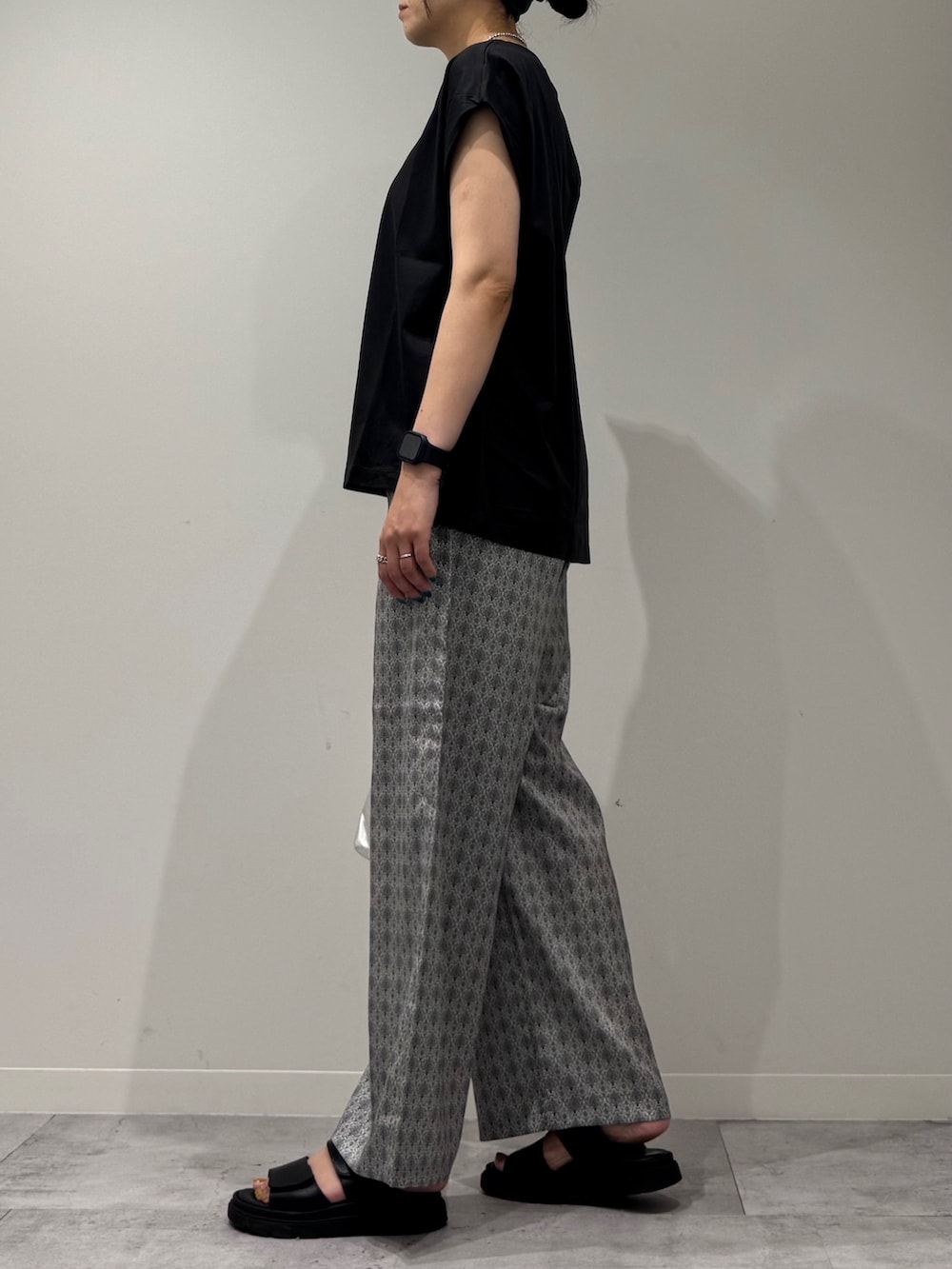 シルバー系のショルダーバッグ、グレー系のTシャツ/カットソー、ベージュ系のその他パンツを着用したレディースの秋コーディネートの5枚目の写真