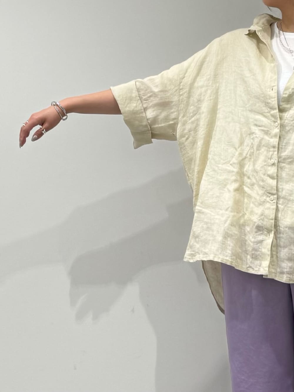 ベージュ系のかごバッグ、ブラック系のサンダル、パープル系のその他パンツを着用したレディースの夏コーディネートの6枚目の写真