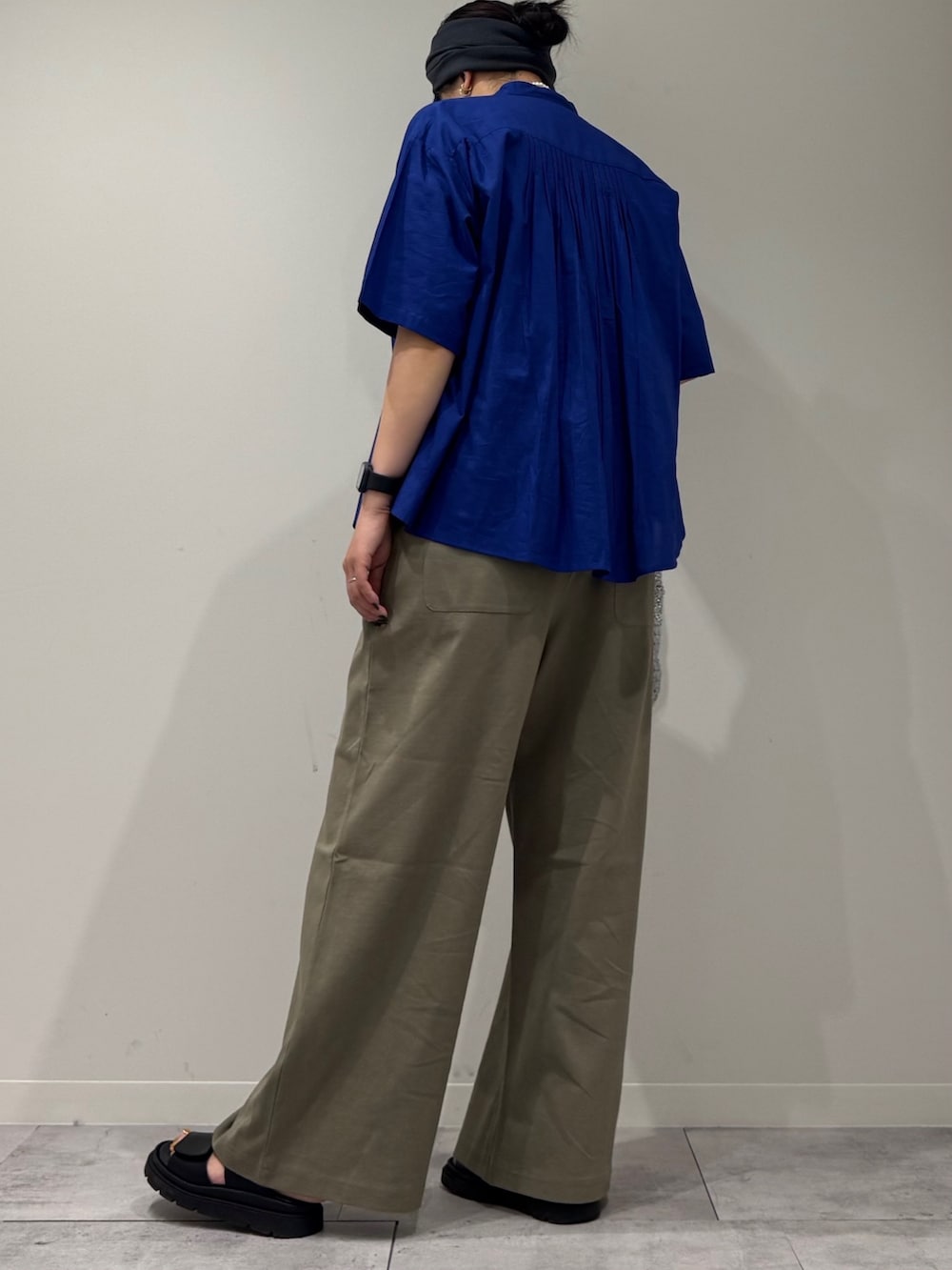 シルバー系のかごバッグ、グリーン系のサロペット/オーバーオール、ブルー系のシャツ/ブラウスを着用したレディースの夏コーディネートの4枚目の写真