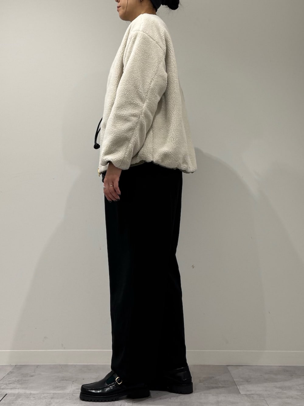 ブラック系のトートバッグ、ブラック系のサロペット/オーバーオール、ブラック系のローファーを着用したレディースの冬コーディネートの4枚目の写真