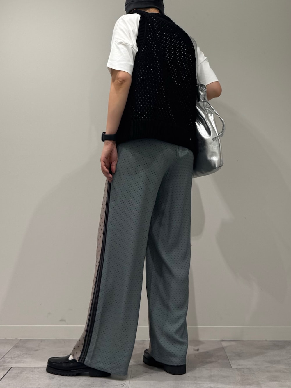 ブラック系のベスト、ベージュ系のその他パンツ、ブラック系のローファーを着用したレディースの春コーディネートの4枚目の写真