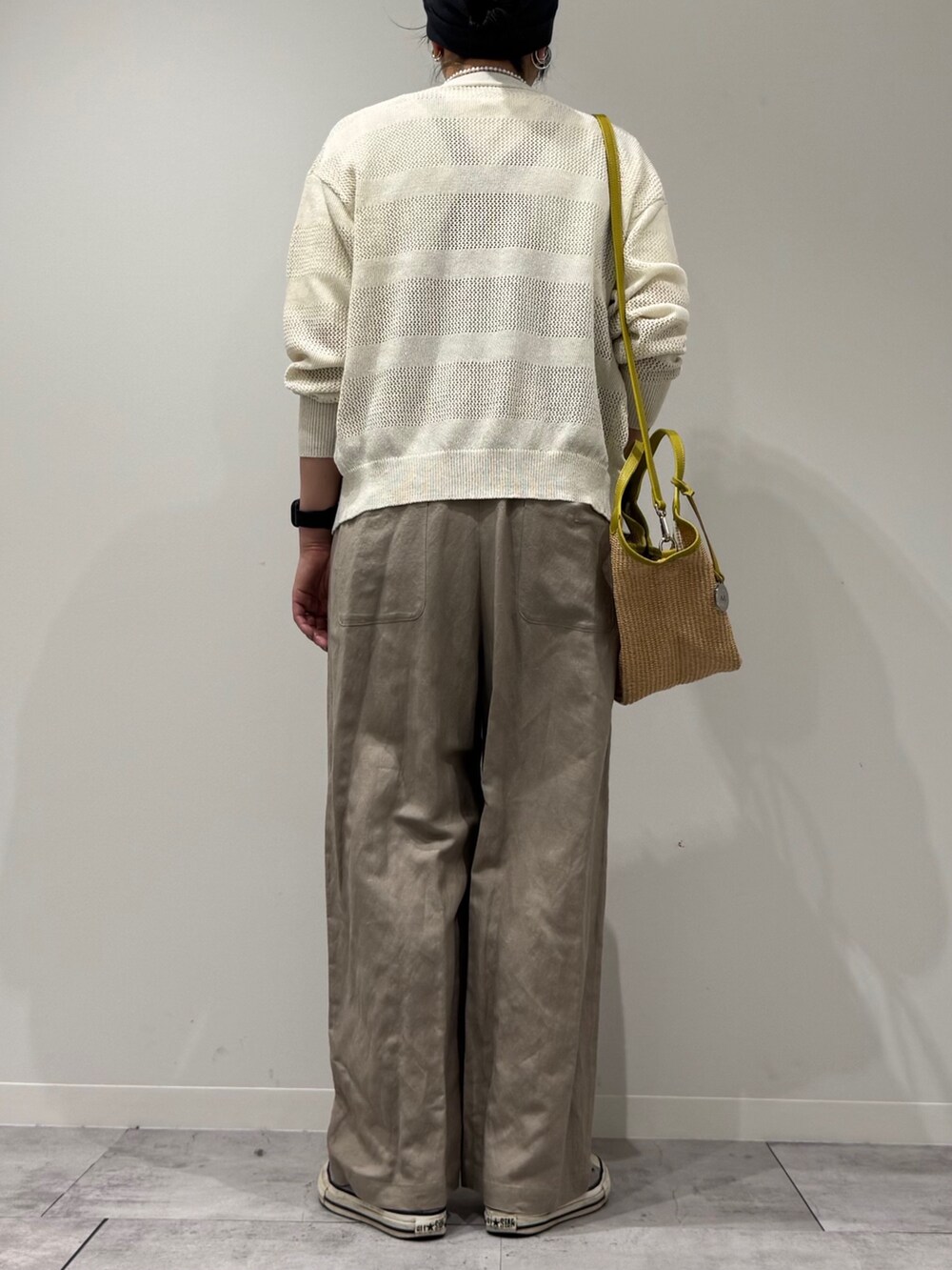 ベージュ系のサロペット/オーバーオール、ホワイト系のカーディガン/ボレロ、ベージュ系のかごバッグを着用したレディースの春コーディネートの4枚目の写真