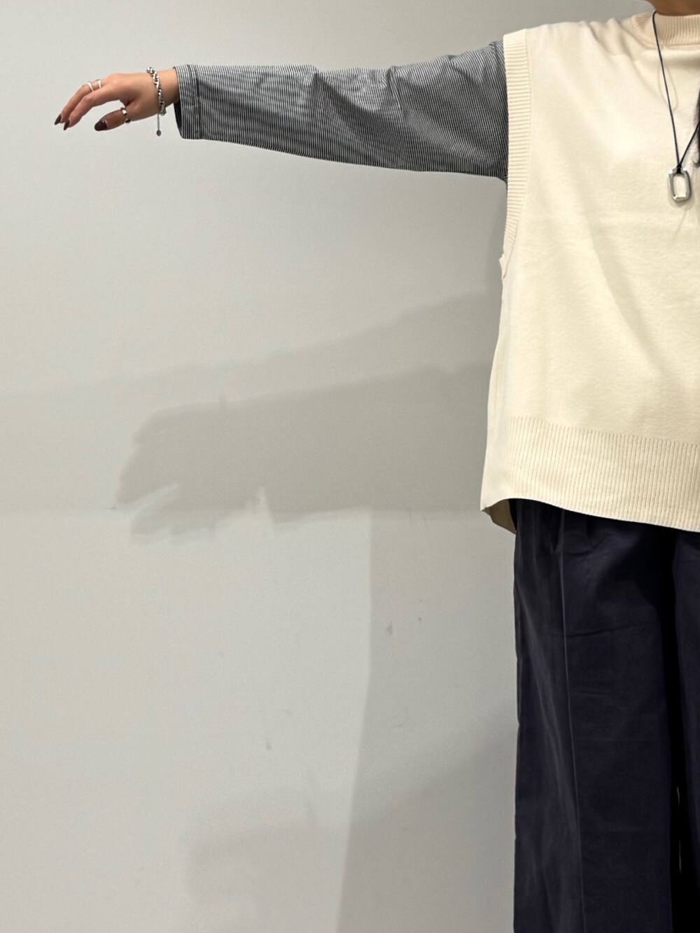 ブラック系のトートバッグ、グレー系のその他パンツ、ブラック系のローファーを着用したレディースの冬コーディネートの6枚目の写真