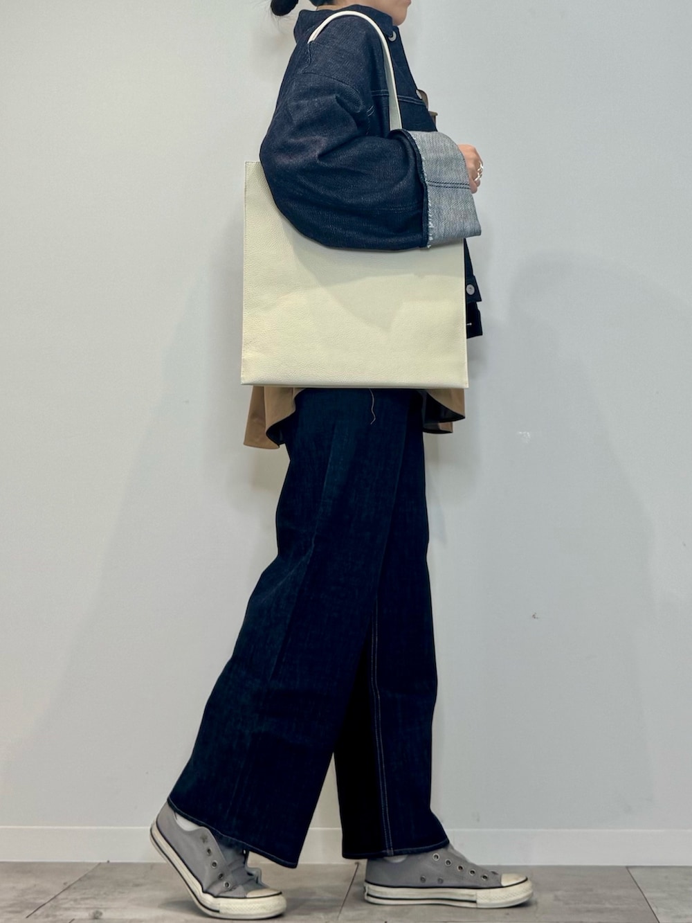 ブラウン系のシャツ/ブラウス、ブルー系のデニムジャケット、ブルー系のデニムパンツを着用したレディースの春コーディネートの2枚目の写真