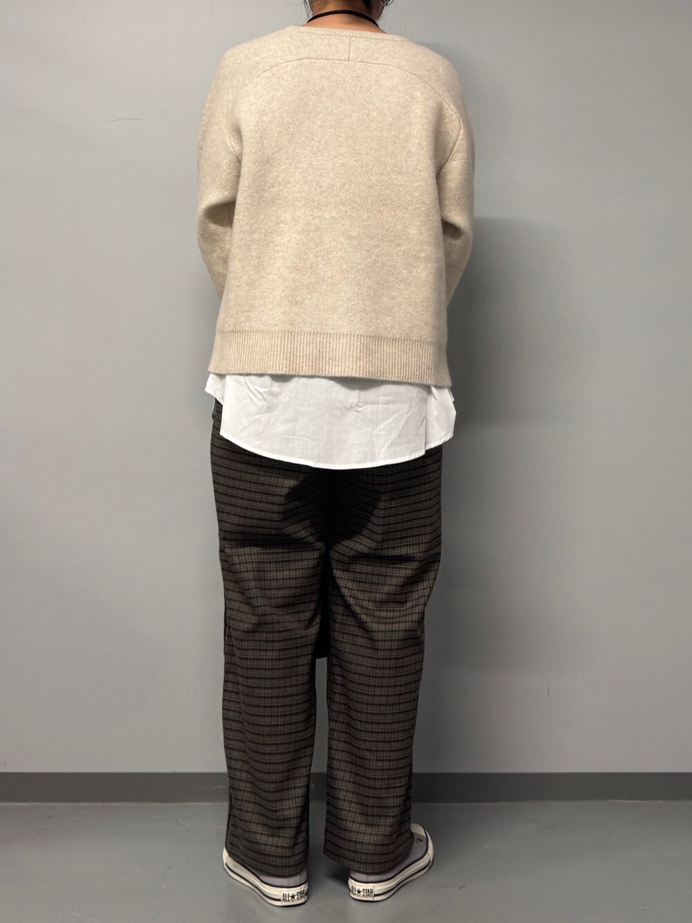 ベージュ系のニット/セーター、ブラウン系のその他パンツ、ブラック系のトートバッグを着用したレディースの冬コーディネートの2枚目の写真