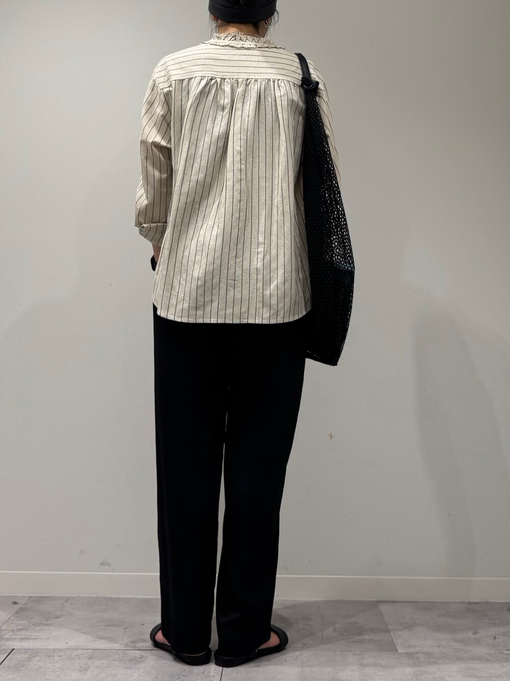 ブラック系のその他パンツ、ブラック系のサンダル、その他のシャツ/ブラウスを着用したレディースの春コーディネートの3枚目の写真