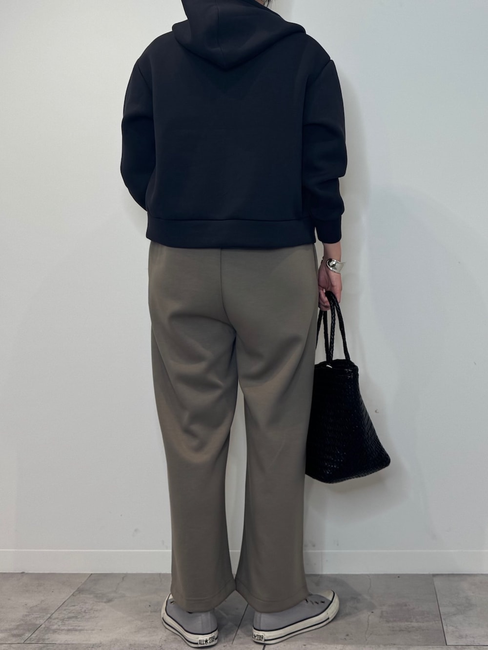 ブラウン系のサロペット/オーバーオール、ブラック系のトートバッグ、ブラック系のTシャツ/カットソーを着用したレディースの冬コーディネートの2枚目の写真