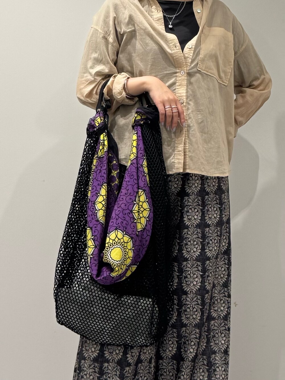 ブラック系のその他パンツ、ブラック系のサンダル、ベージュ系のシャツ/ブラウスを着用したレディースの夏コーディネートの6枚目の写真