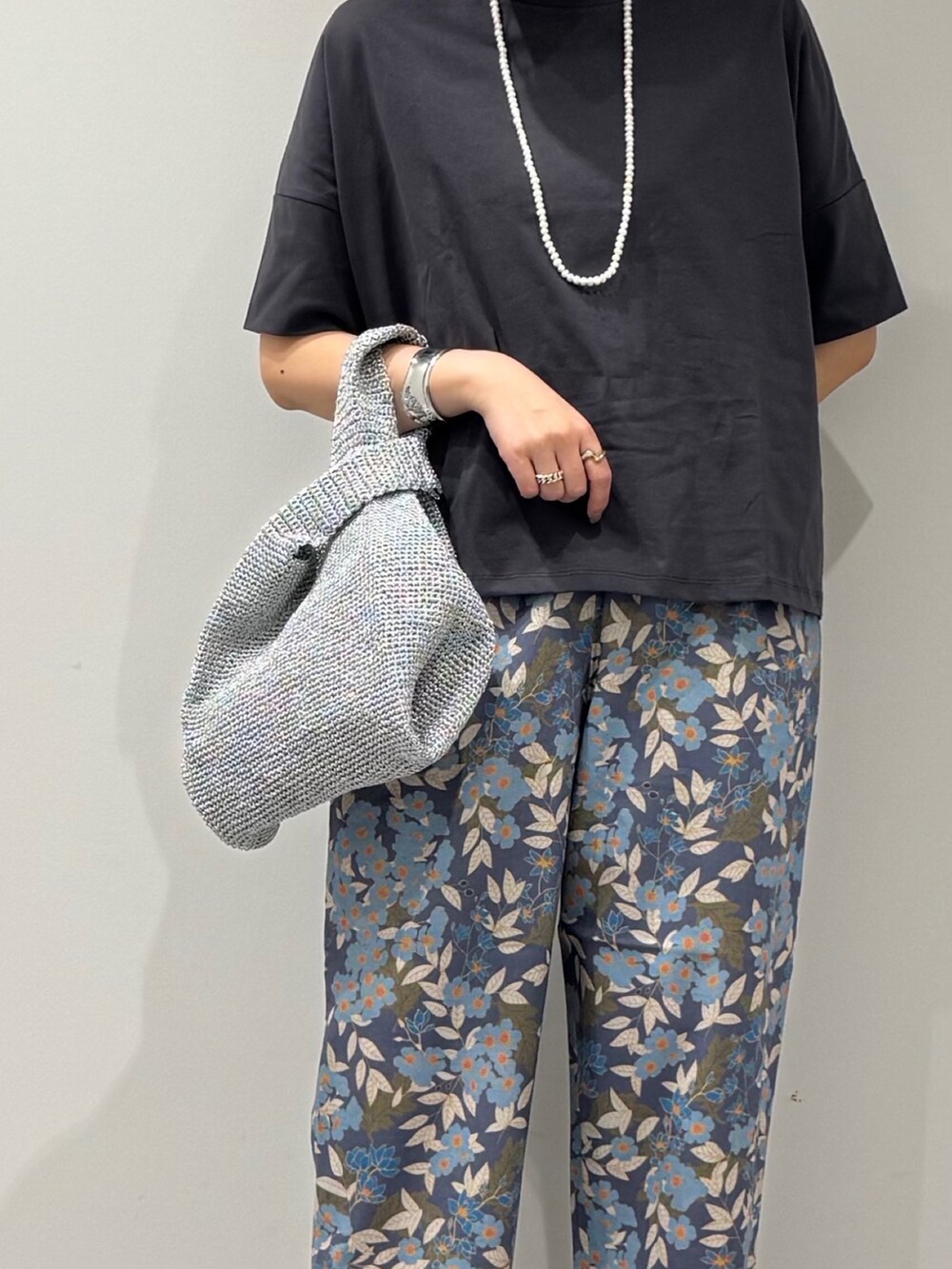 シルバー系のかごバッグ、ブルー系のその他パンツ、グレー系のTシャツ/カットソーを着用したレディースの春コーディネートの8枚目の写真