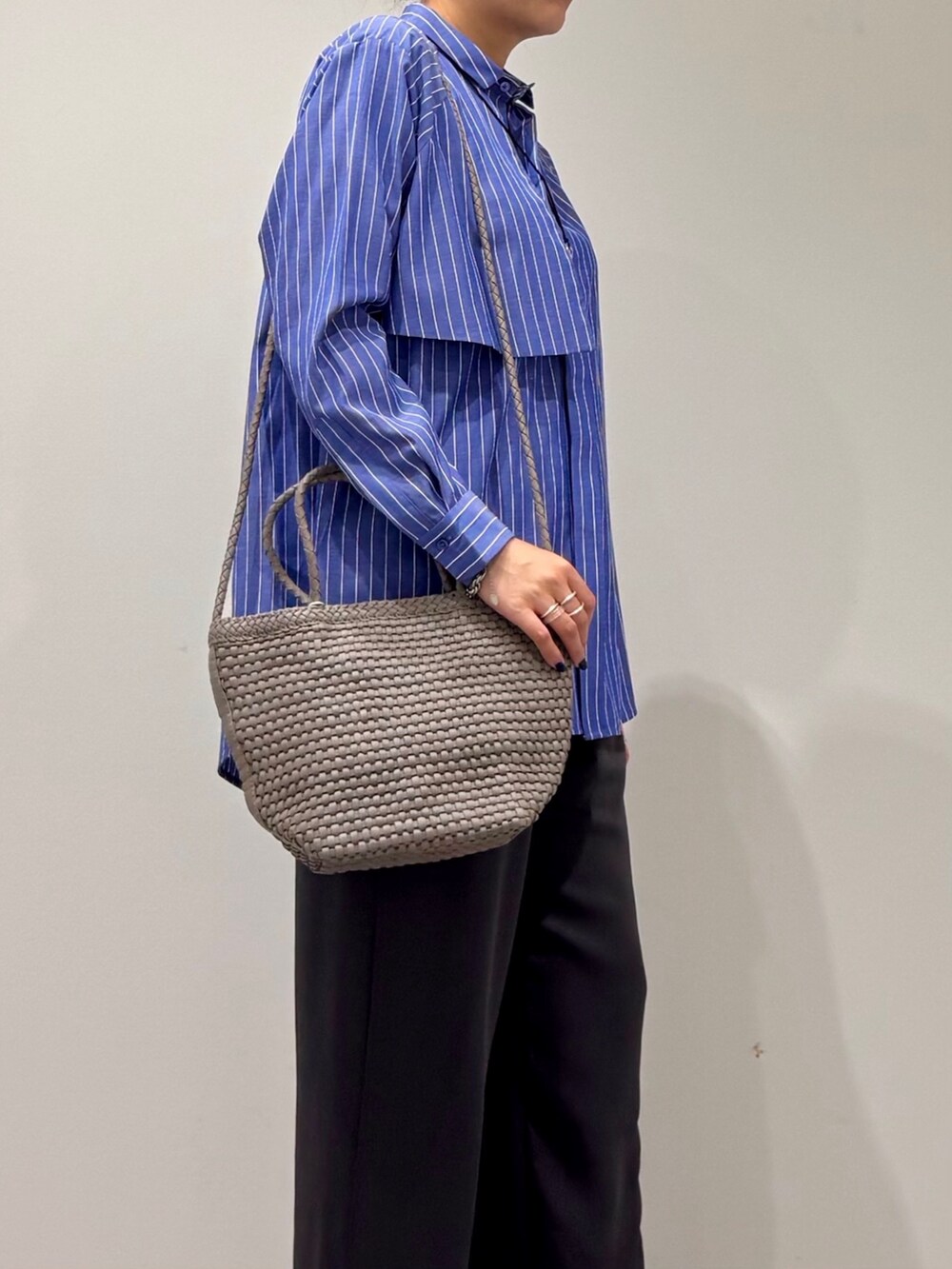 ベージュ系のトートバッグ、グレー系のその他パンツ、その他のシャツ/ブラウスを着用したレディースの秋コーディネートの6枚目の写真