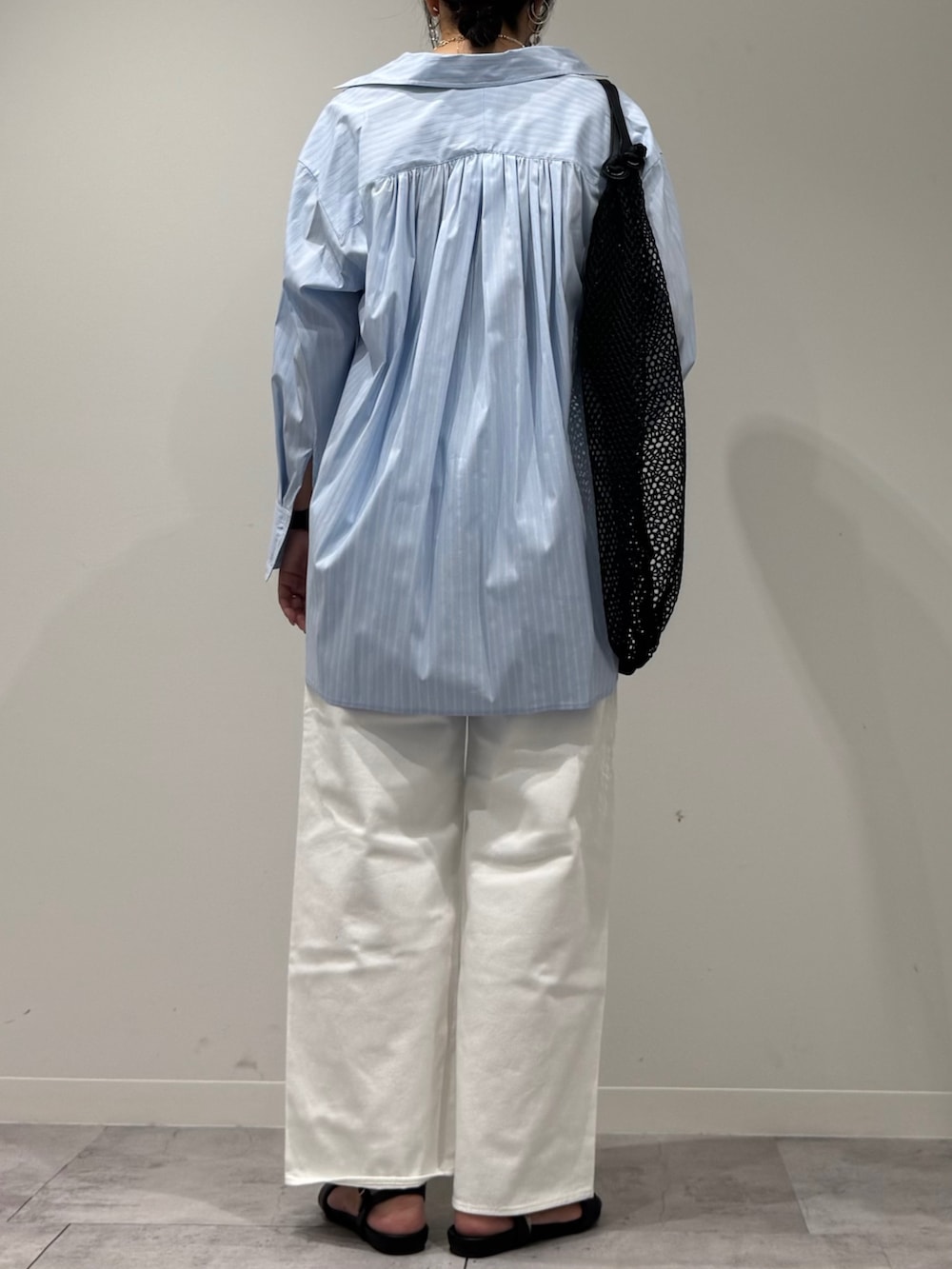ブルー系のシャツ/ブラウス、ホワイト系のデニムパンツ、ブラック系のサンダルを着用したレディースの夏コーディネートの3枚目の写真