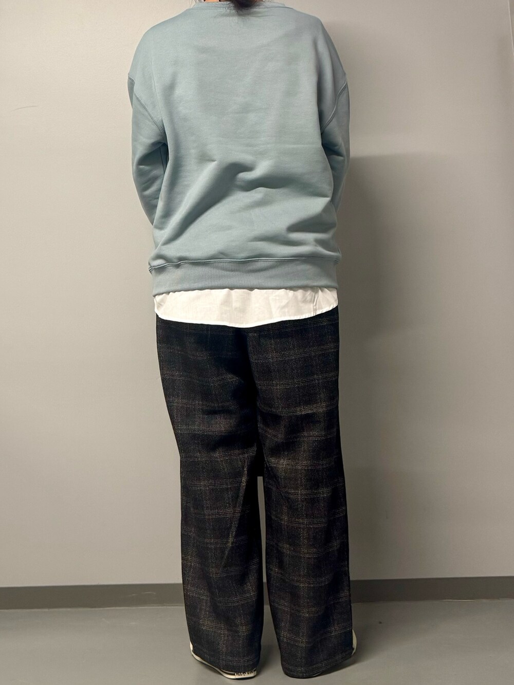 ブルー系のスウェット、ブラウン系のその他パンツ、ブラック系のボストンバッグを着用したレディースの冬コーディネートの5枚目の写真