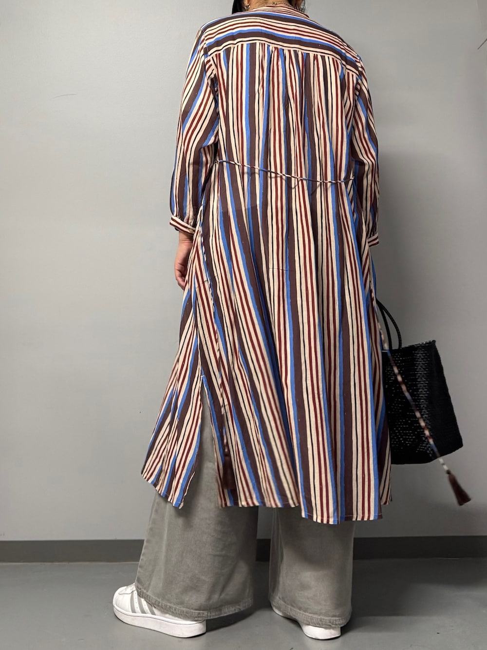ブラウン系のワンピース、グレー系のデニムパンツ、ホワイト系のTシャツ/カットソーを着用したレディースの夏コーディネートの5枚目の写真
