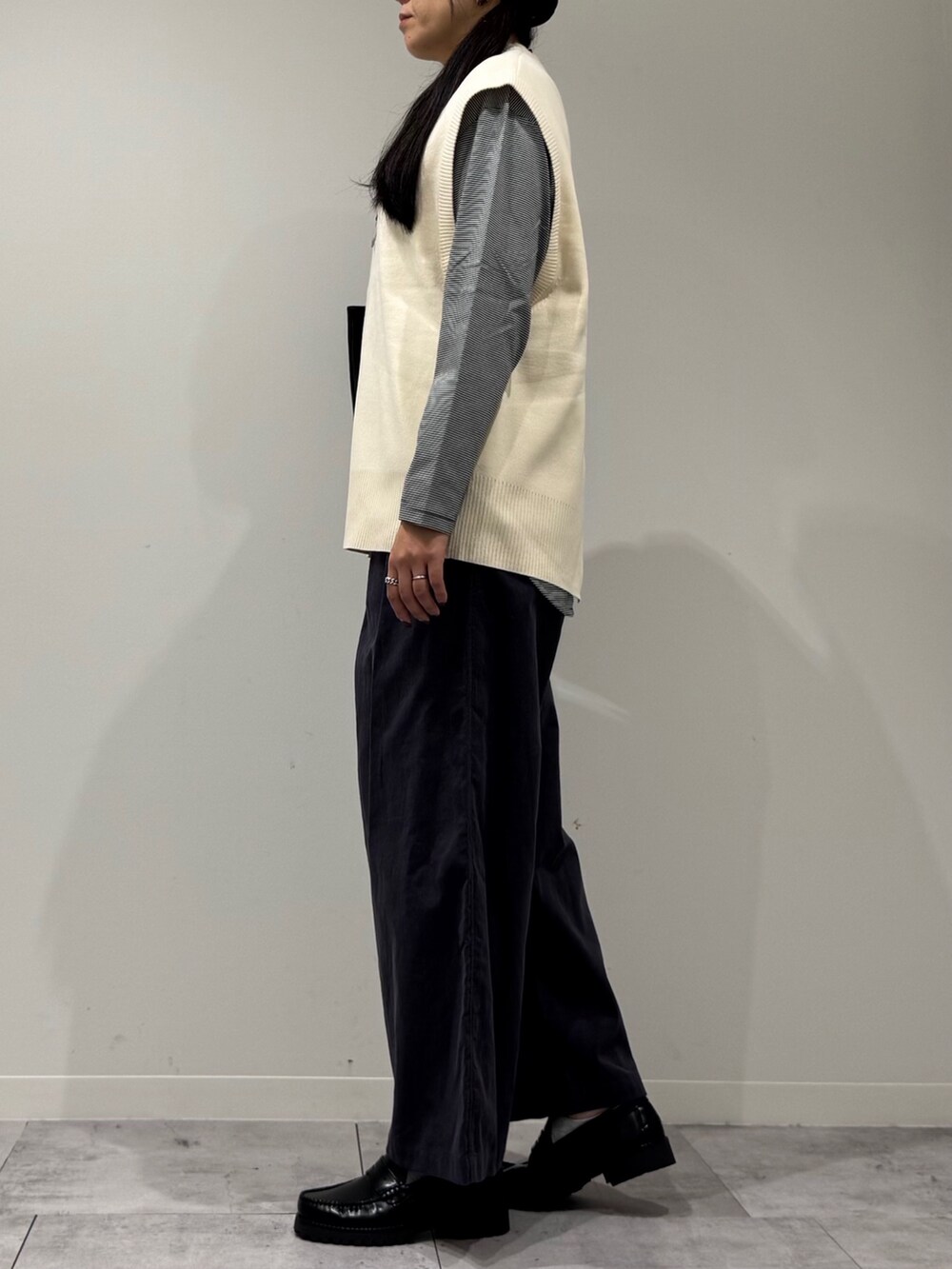 ブラック系のトートバッグ、グレー系のその他パンツ、ブラック系のローファーを着用したレディースの冬コーディネートの5枚目の写真