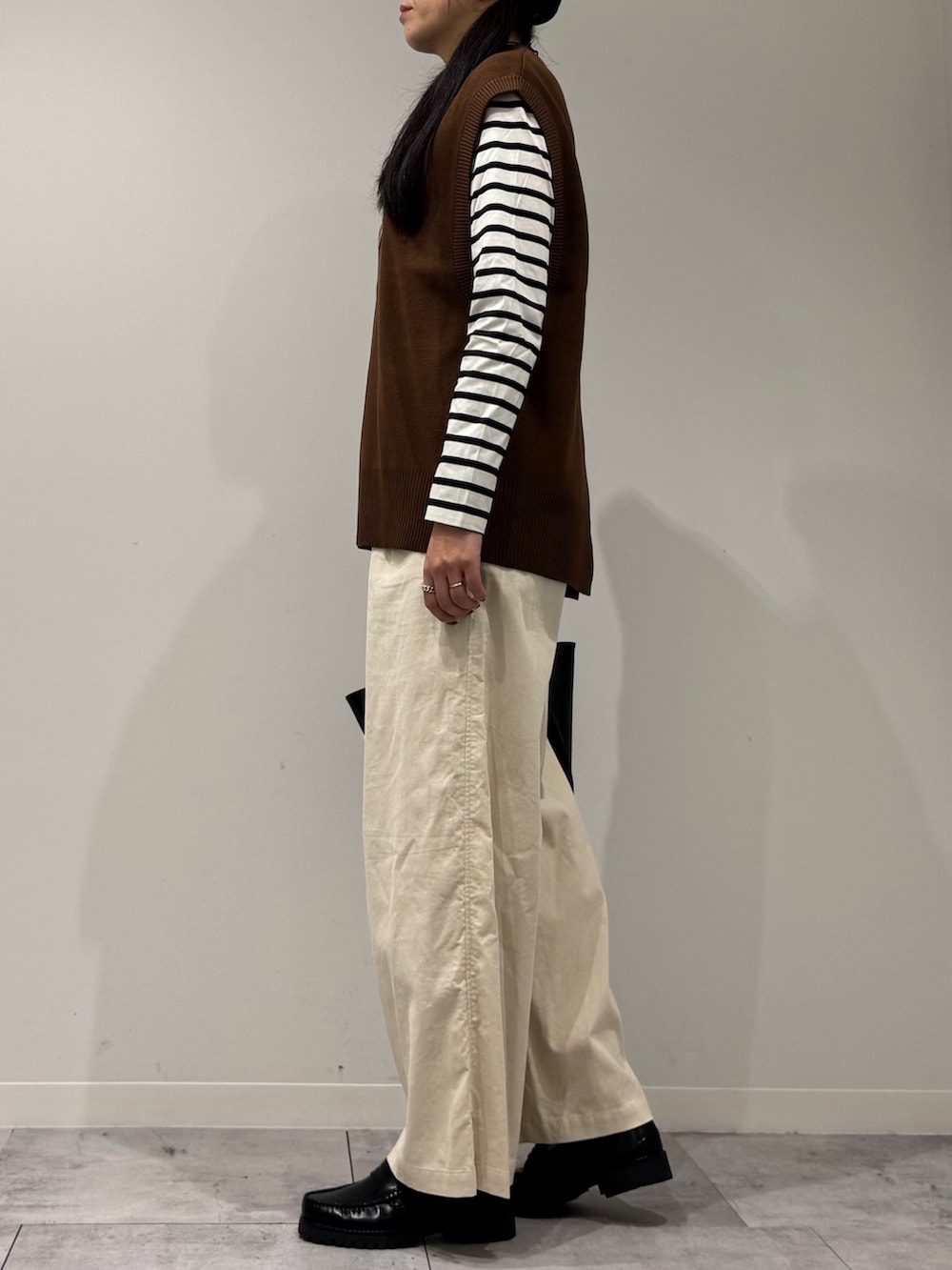 ブラック系のトートバッグ、ブラック系のTシャツ/カットソー、ホワイト系のその他パンツを着用したレディースの冬コーディネートの5枚目の写真