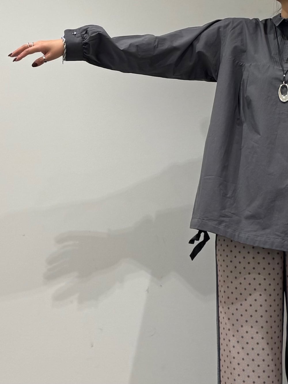 グレー系のボストンバッグ、ベージュ系のその他パンツ、ブラック系のローファーを着用したレディースの秋コーディネートの6枚目の写真