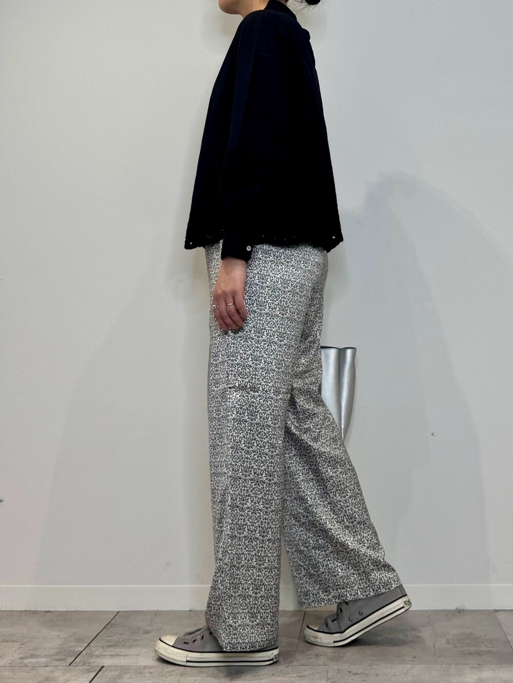 ブラック系のシャツ/ブラウス、シルバー系のトートバッグ、ブラック系のその他パンツを着用したレディースの秋コーディネートの4枚目の写真