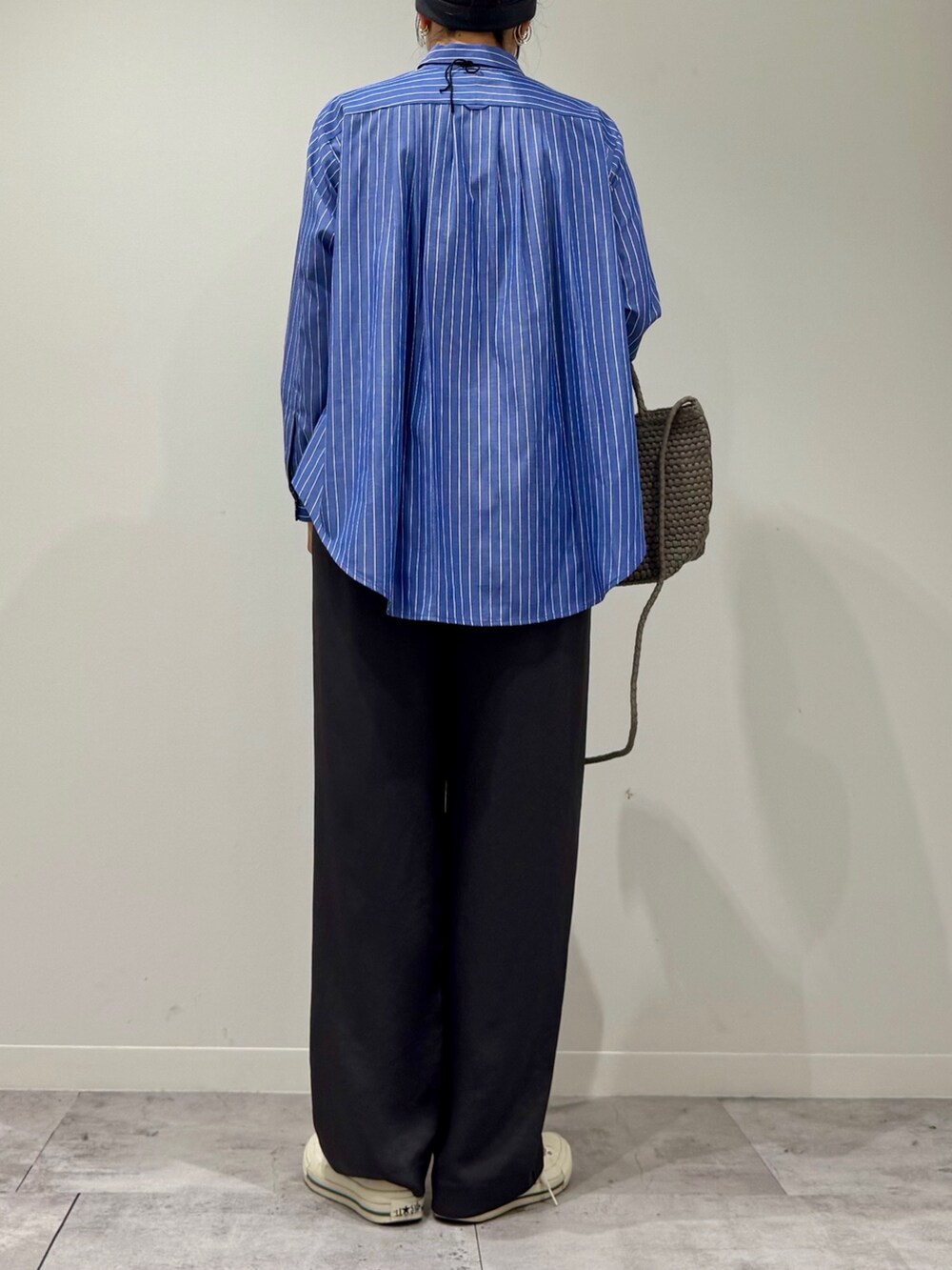 ベージュ系のトートバッグ、グレー系のその他パンツ、その他のシャツ/ブラウスを着用したレディースの秋コーディネートの3枚目の写真