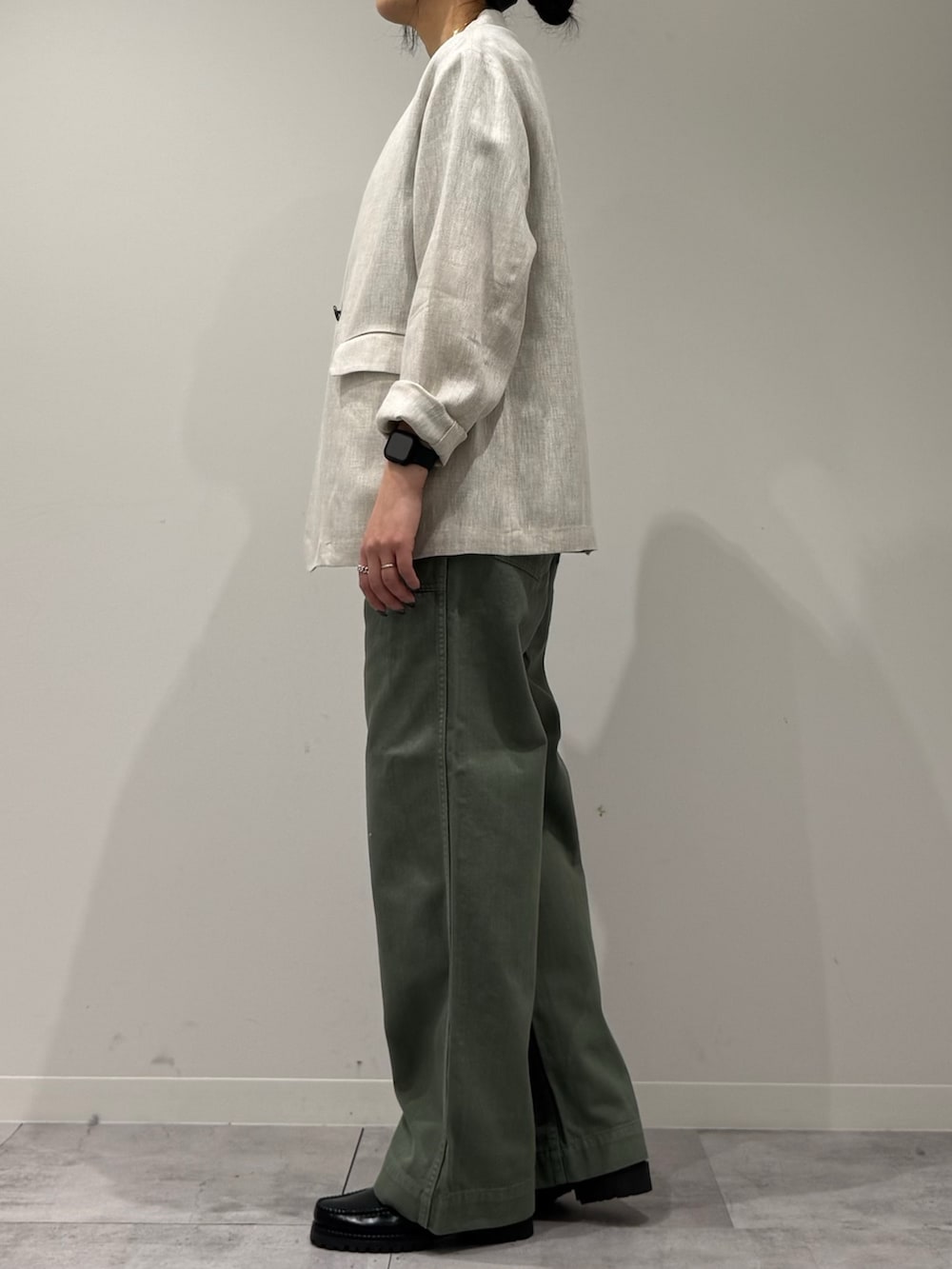 シルバー系のかごバッグ、グリーン系のその他パンツ、ブラック系のローファーを着用したレディースの春コーディネートの5枚目の写真